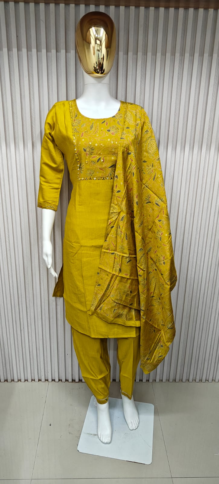 striking straight-cut kurti